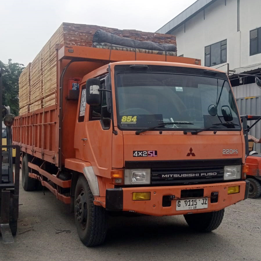 Truk dengan Crane - Loading & Unloading