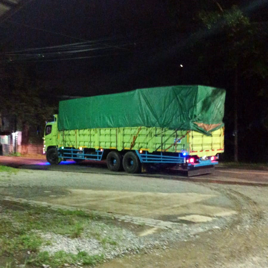 Truk dengan Terpal Hijau - Standar Keamanan